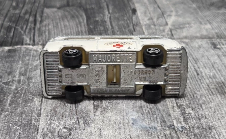 Majorette VW T2 Ambulance – Unikatowy Model Vintage | KateCars