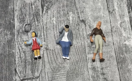 Zestaw: figurki , ludziki - do dioram, gabloty, kolekcji (3szt.) - skala 1:43